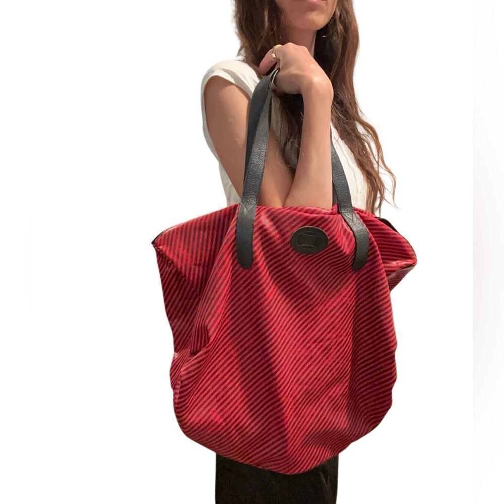 Gucci Black and Red Interior Detail - Picture 8 of 8